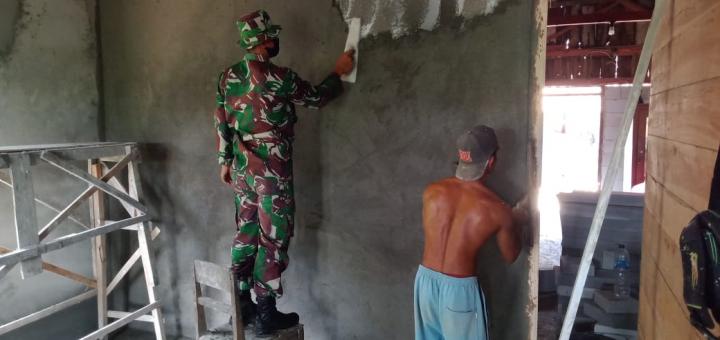 Satgas TMMD 110 Kodim Bojonegoro Plester Dinding Rumah Aladin Muriono